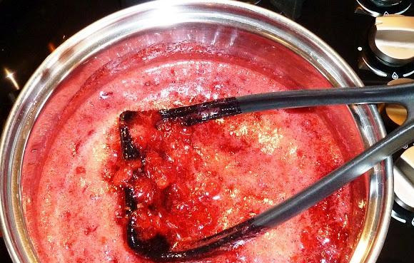 1. Этап. Брусничный джем: Доводим нашу сахарно-ягодную массу до кипения. Пусть покипит 2-3 минуты, чтобы сахар хорошо растворился. Снимаем с огня, даем немного остынуть - и наш брусничный джем готов. Можно подавать к столу, можно закатать в стерилизованные банки для хранения.