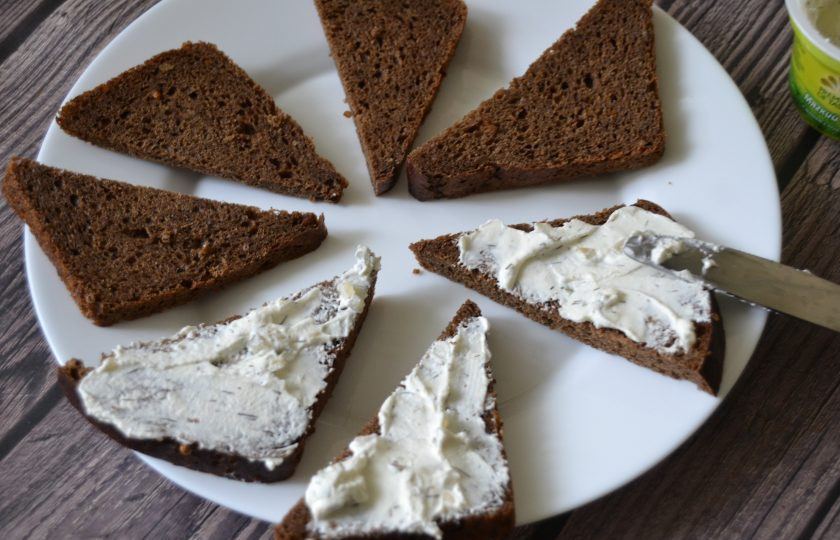 1. Этап. Бутерброды Мышки с ветчиной: Смажьте хлебную основу творожным сыром.