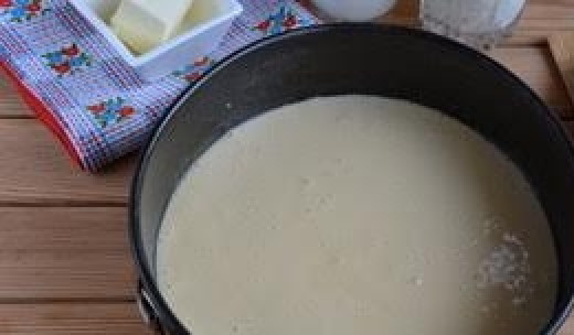 1. Этап. Торт Ванька кучерявый: 6. Дно разъемной формы застелите бумагой, смажьте маслом растительным или сливочным и отправьте в духовку на 20-25 минут, температура 180 градусов. Следите, коржи пропекаются быстро.