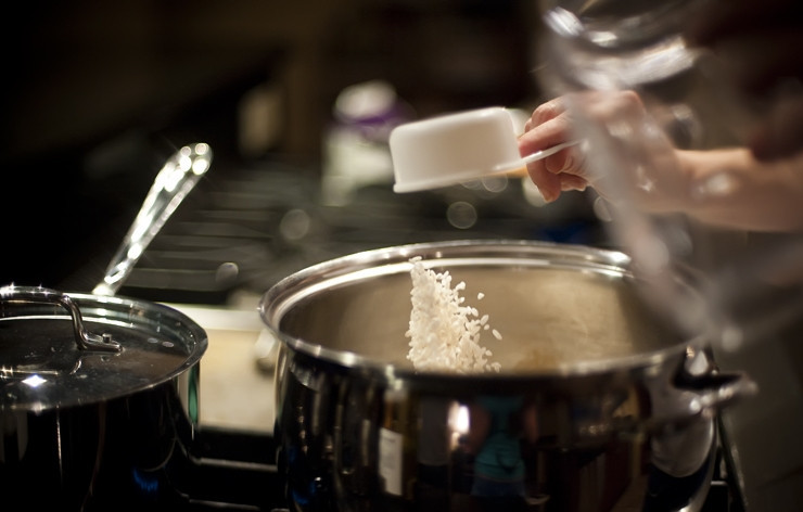 1. Этап. Ризотто со шпинатом: Увеличиваем огонь и добавляем рис. Помешиваем в течении нескольких минут пока рис не начнет белеть.