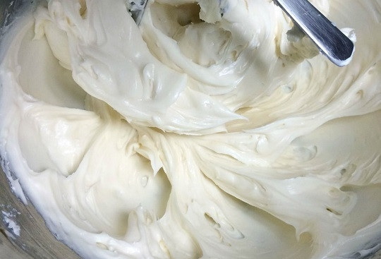 1. Этап. Тыквенный рулет с кремом: 6. Для приготовления крема взбейте до пышности размягченное сливочное масло с сахарной пудрой и крем-сыром.