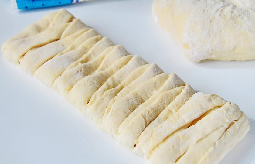 1. Этап. Кулебяка с капустой: Заверните начинку надрезанными краями внахлест, у вас получится своеобразная косичка.