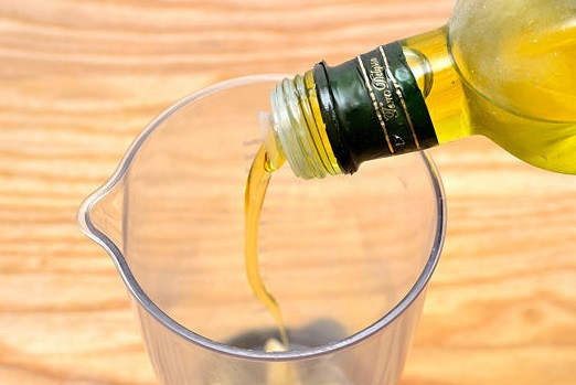 1. Этап. Соус Цацики (Tzatziki): 3. Очистите чеснок, выложите в блендер или пропустите через пресс в отдельную мисочку. Добавьте к чесноку оливковое масло и перемешайте до однородной массы.