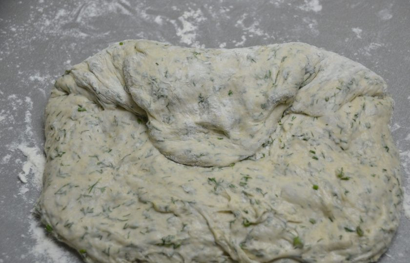 1. Этап. Хлеб с укропом: Подверните образовавшийся уголок теста внутрь.