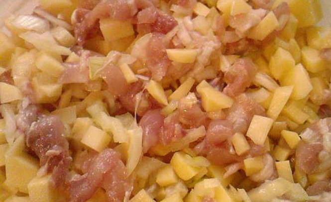 1. Этап. Кубете с курицей и картошкой: Курицу мелко режем, смешиваем с картошкой и луком. Добавьте зиру и специи.