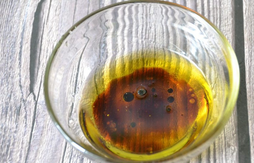 1. Этап. Овощной салат с тунцом: Подготовьте салатную заправку, смешайте масло с уксусом.