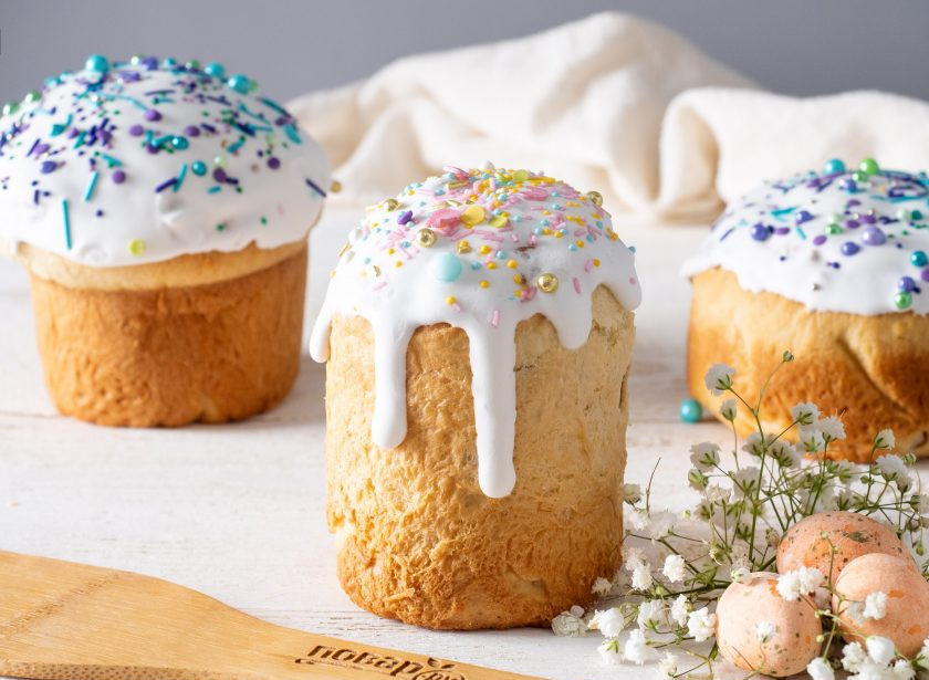 1. Этап. Кулич который не черствеет: Затем покрывайте глазурью и украшайте посыпкой. Когда глазурь полностью застынет, храните куличи в закрытом полиэтиленовом пакете. Они надолго останутся мягкими и вкусными.