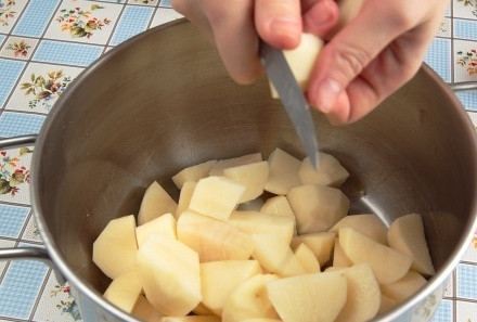 1. Этап. Картофельные зразы с сыром: Вскипятите воду. Картофель помойте, почистите и произвольно нарежьте. Вкиньте его в воду и проварите в течение 20 минут.