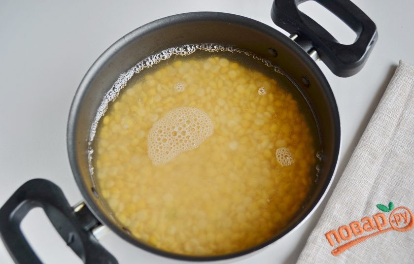1. Этап. Гороховые блины с луком: 3. Спустя 4 часа поменяйте обязательно воду на чистую. Залейте столько воды, чтобы горох был покрыт на 2 пальца выше. Добавьте сахар и варите до мягкости. За счет предварительного замачивания горох сварится очень быстро.