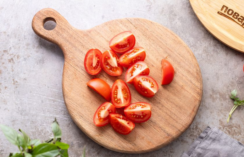 1. Этап. Салат с хумусом: Помидоры черри помойте, разрежьте на 2-4 части.