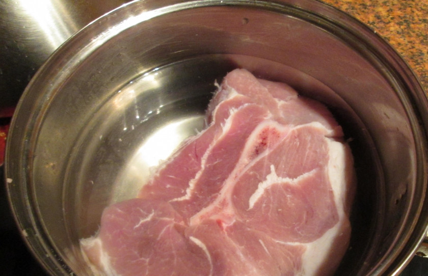 1. Этап. Суп из баранины с капустой: 1. Мясо заливаем водой и ставим на плиту. Как закипит. снимаем пену, солим и перчим по вкусу. Готовое отварное мясо вынимаем.