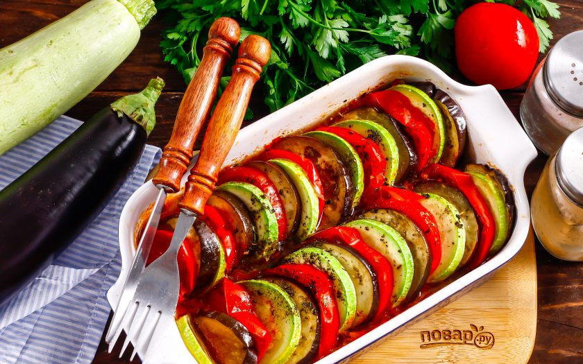 1. Этап. Рататуй в микроволновке: Подайте блюдо к столу теплым. По желанию можно дополнить его сыром или сметаной.