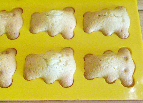 1. Этап. Кексики на кефире: 8. Кексики готовы, осталось только остудить, и очень аккуратно выбрать их. Угощайтесь, кексики на кефире очень нежные.