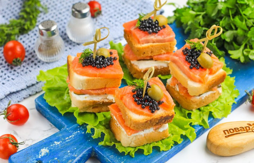 1. Этап. Канапе с семгой и икрой: Украсьте канапе икрой и оливками или маслинами без косточек, свежей зеленью и подайте к столу. Приятного вам аппетита!