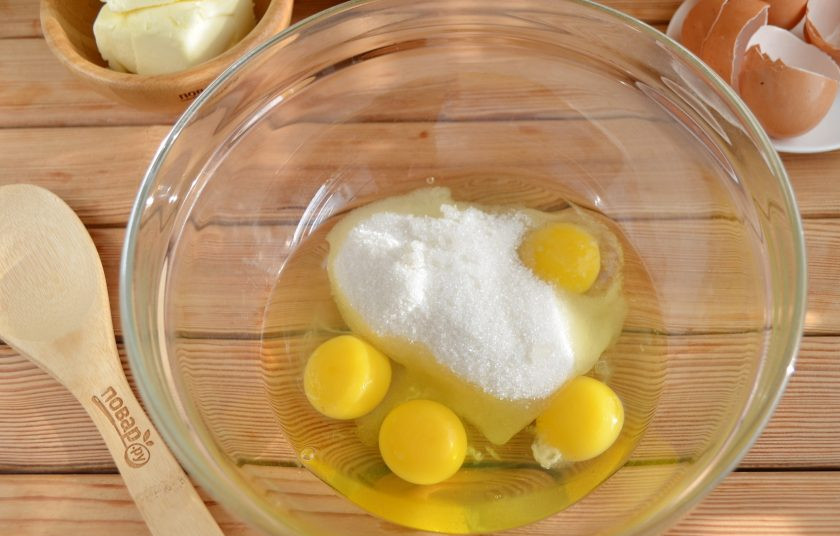 1. Этап. Шоколадный торт с орехами: 2. Миксером смешайте куриные яйца с сахаром до пышной светлой пены.