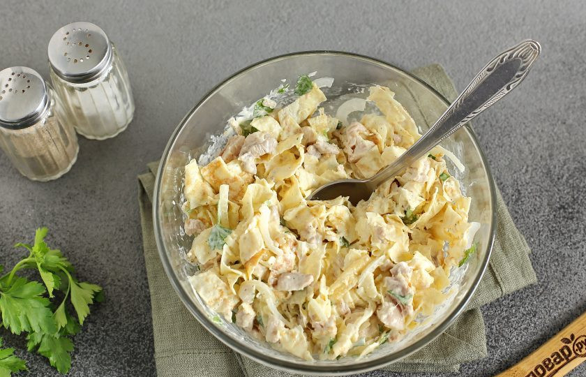 1. Этап. Салат с курицей и яйцами: Заправьте салат майонезом и хорошо перемешайте.