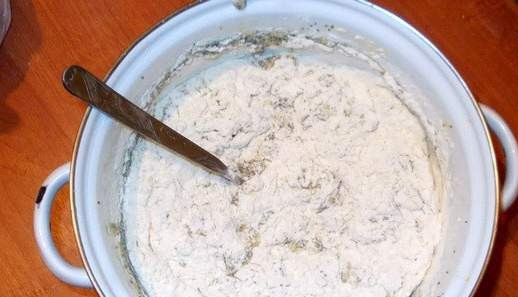 1. Этап. Домашнее печенье на скорую руку: Добавляем муку, смешанную с содой. Соду не гасить!