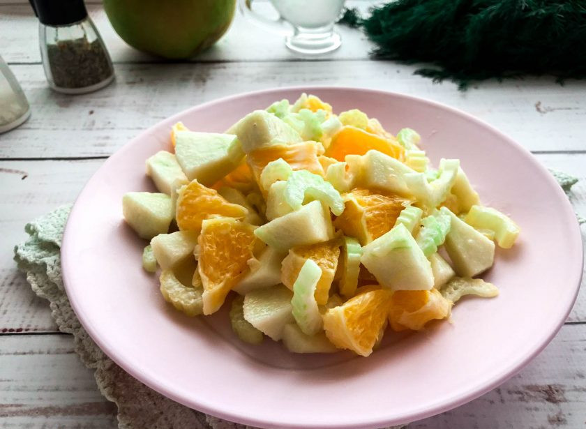 1. Этап. Салат с сельдереем и апельсином: Салат с сельдереем и апельсином готов. Приятного аппетита!