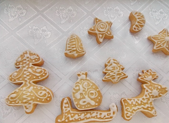 1. Этап. Новогодние пряники: 5. Делаем глазурь: смешиваем сок половинки лимона с сахарной пудрой, должна получиться густая смесь. Кондитерским шприцом или пакетиком с дыркой украшаем пряники полученной глазурью, оставляем на 20-30 минут для застывания.