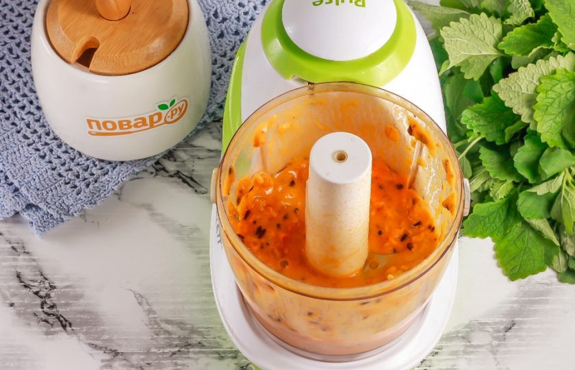 1. Этап. Облепиха без сахара на зиму: Измельчите все в течение 4-5 минут.