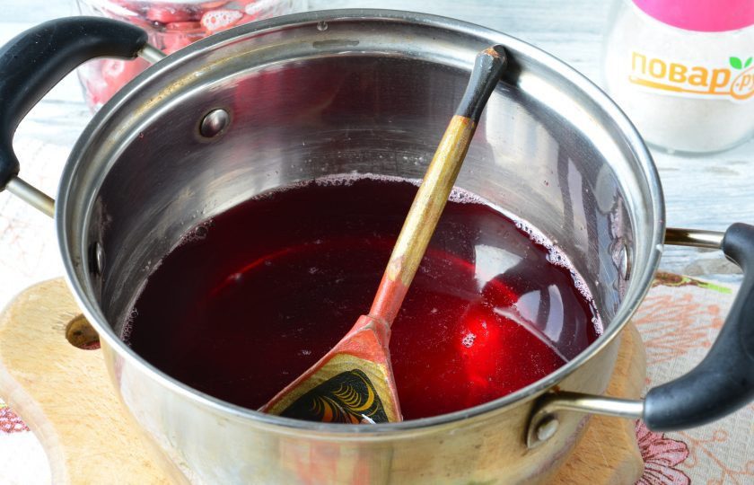 1. Этап. Компот из забродившей вишни: Долейте немного воды, чтобы убрать кислоту. Варите компот 10 минут и готово. Если любите очень сладкий компот, то пробуйте и можете еще немного подсластить.