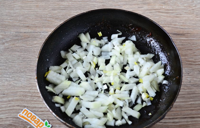 1. Этап. Блинный пирог с курицей и грибами: В той же сковороде обжарьте до золотистого цвета мелко нарезанный лук.