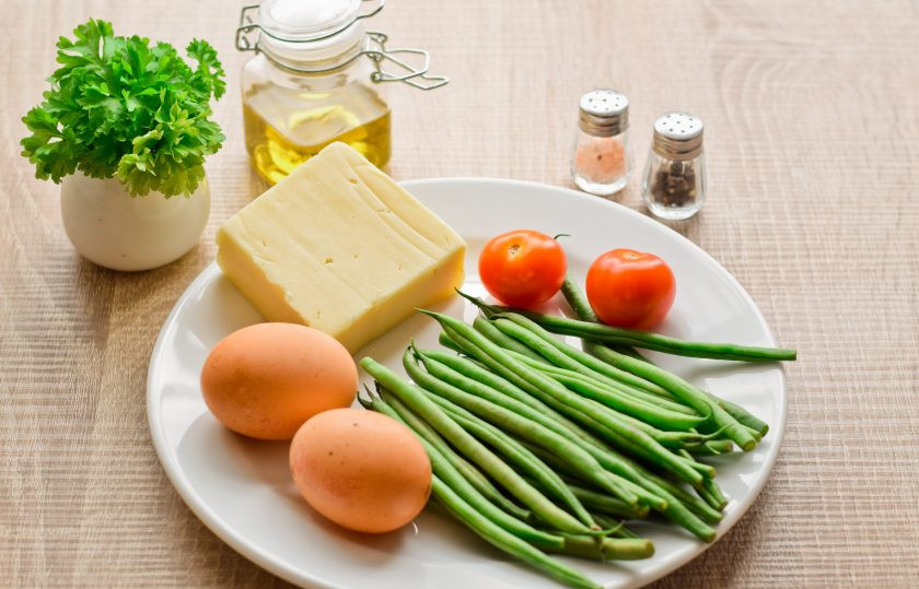 1. Этап. Спаржевая фасоль в яйце с сыром: Подготовьте все ингредиенты. Сразу поставьте на огонь сковороду и разогрейте.