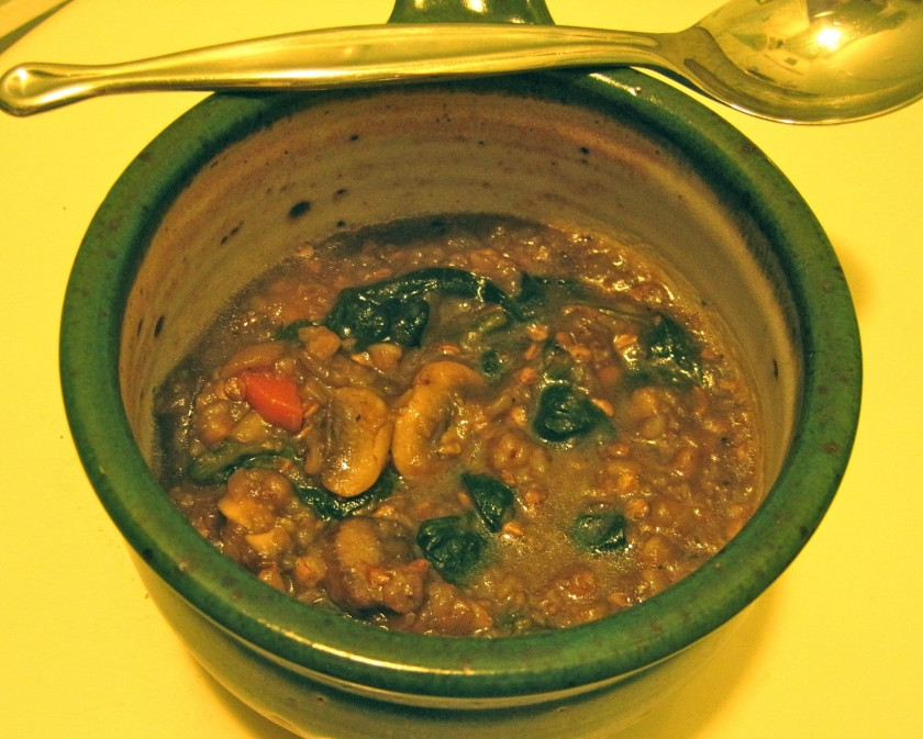 1. Этап. Грибной суп с гречкой: Когда суп закипит, убавьте огонь, добавьте листья шпината (я добавляю их целыми), варите еще минут 15-20 до готовности гречки. Готовый грибной суп с гречкой подавать можете со сметаной и черным хлебом. Приятного аппетита!