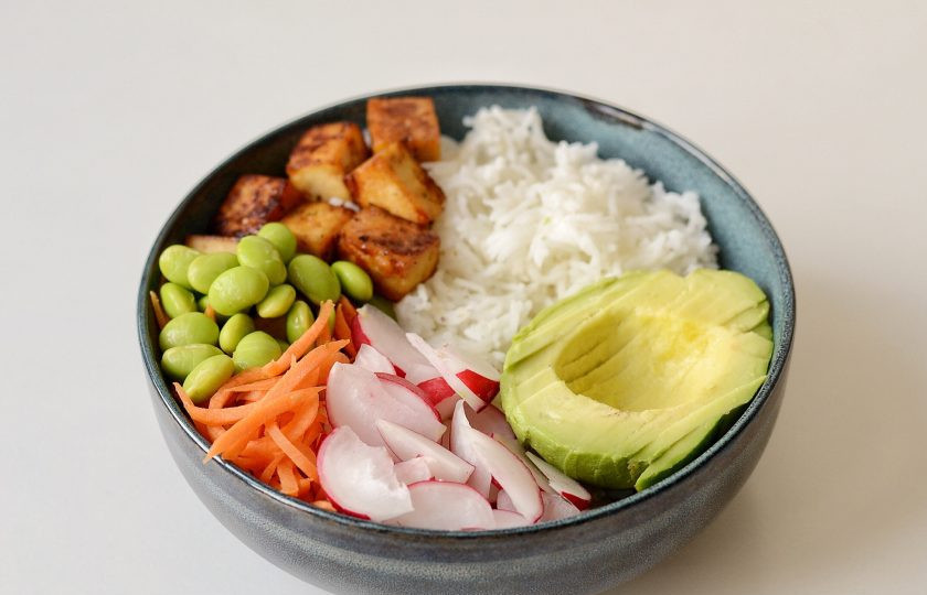 1. Этап. Поке боул: В глубокую миску выложите рис, а сверху овощи и тофу.