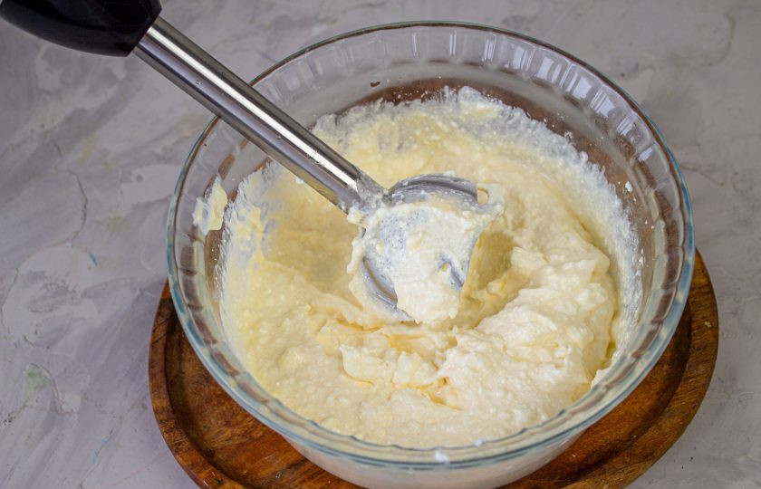 1. Этап. ПП пончики: Пробейте массу погружным блендером до однородного состояния.