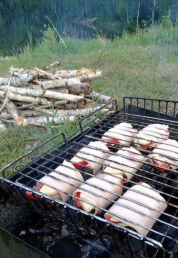 1. Этап. Горячие бутерброды на мангале: Бутерброды расположить в закрытой решетке. Поставить на гриль/мангал с умеренно жаркими углями.