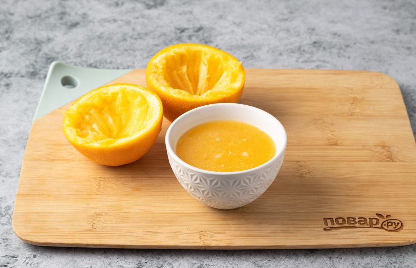 1. Этап. Фреш из сельдерея: Апельсин помойте, разрежьте пополам и выжмите сок.