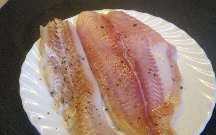 1. Этап. Пирог с рыбой и луком: 3. Филе рыбы должно быть хорошо размороженным. Для этого рецепта подходит филе любой морской рыбы (без костей).