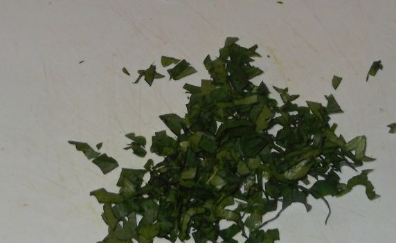 1. Этап. Салат из печени и сыра: Затем мелко нарезаем зелень петрушки.