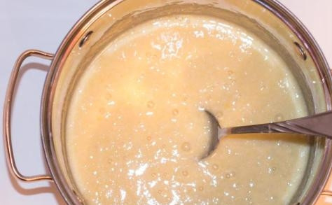 1. Этап. Слоеный торт с заварным кремом: Взбиваем миксером до однородного состояния.