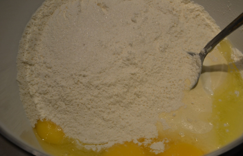 1. Этап. Слоеный Наполеон с заварным кремом: Замесите тесто из сметаны, яиц, муки. Добавьте по щепотке сахара и соли. Поставьте в холодильник на полчасика.