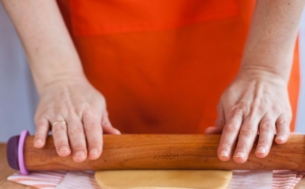 1. Этап. Быстрый пирог с повидлом: Тесто достаньте из холодильника, большую часть раскатайте, при необходимости (если будет прилипать) присыпьте мукой. Выложите тесто в форму (круглая или прямоугольная - это неважно), форму можете смазать самую малость сливочным маслом.