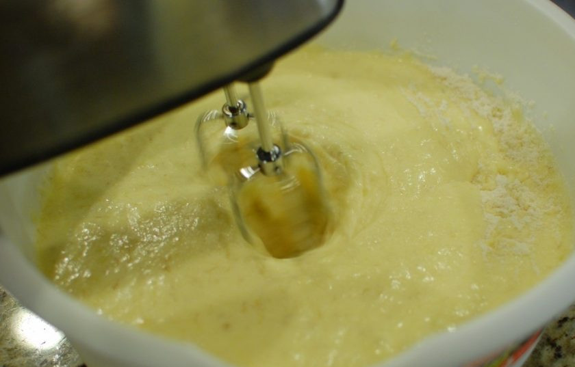 1. Этап. Банановый пирог с глазурью: 6. Взбейте все венчиком, чтобы образовалась однородная консистенция.