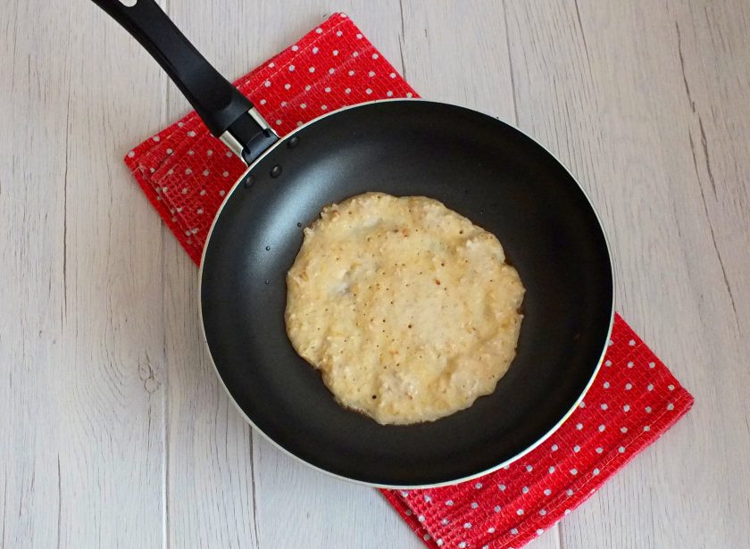 1. Этап. Овсяные блины на кефире: Если необходимо, то смажьте сковороду растительным маслом. Вылейте 1/2 половника, распределите тесто по дну сковороды. Растекаться оно будет трудно, поэтому удобнее это сделать ложкой или половником. Обжаривайте до появления мелких пузырьков на верхней стороне блинчика.