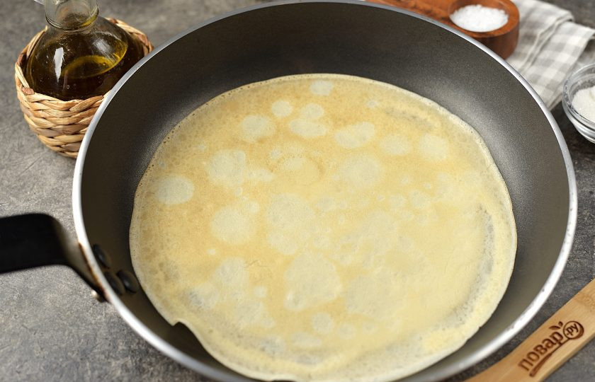 1. Этап. Блинчики с беконом: Смажьте сковороду перед первым блином маслом, разогрейте хорошенько, выливайте по неполному половнику теста и выпекайте секунд по 30 с каждой стороны.