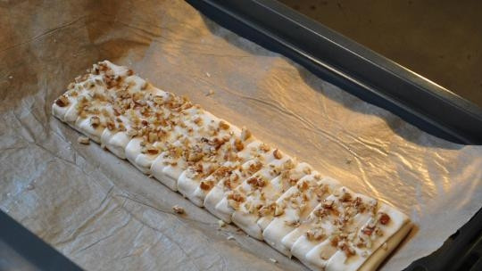 1. Этап. Косичка с шоколадом из слоеного теста: Посыпаем измельченными орехами и отправляем в разогретую до 200 градусов духовку минут на 30. Пирог должен красиво подрумяниться.