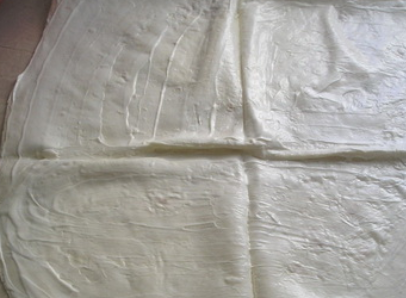 1. Этап. Лаваш с курицей: Разложите на столе лаваш, смажьте его оставшимся майонезом.