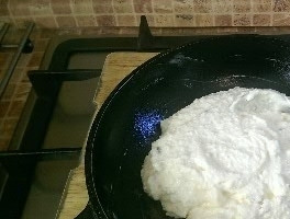 1. Этап. Творожная запеканка без масла: Форму для выпечки смажьте немного маргарином, выложите в неё творожную массу.