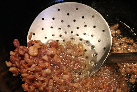 1. Этап. Карчерато: Разогреваем в сковороде оливковое масло, кладем туда мелко нарезанное сало с мясными прожилками. Обжариваем до шкварок.