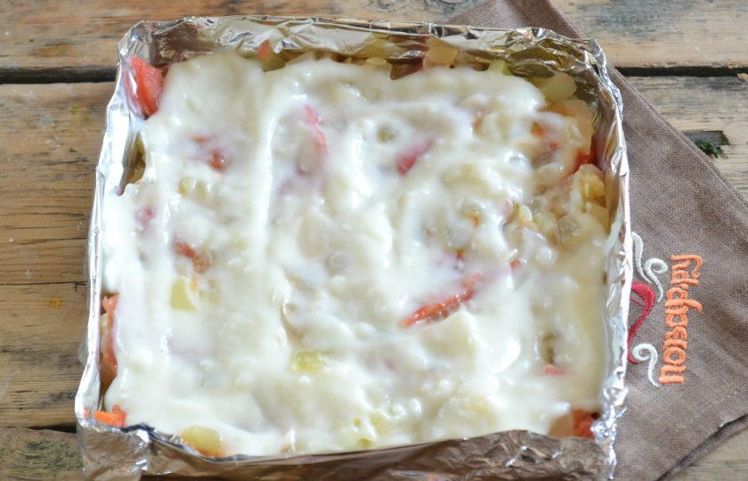 1. Этап. Овощная лазанья: Так поочередно выкладывайте все слои. На каждый слой теста берите два листа. Не забывайте промазывать соусом.