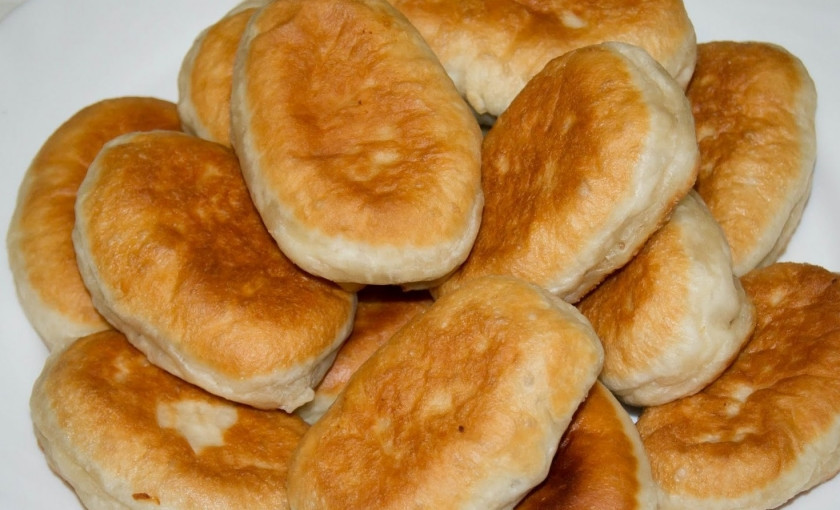 1. Этап. Сардельки в тесте жареные: Осталось только всё поджарить. В разогретой сковороде с растительным маслом готовьте сардельки в тесте жареные до золотой корочки. Наш перекус готов!