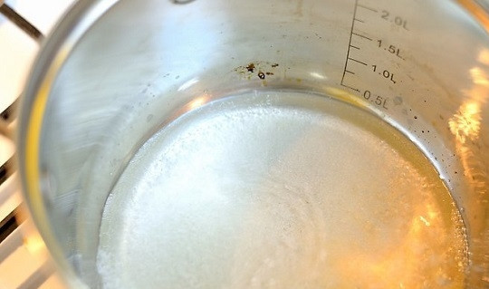 1. Этап. Клюквенная сальса: 2. Доведите до кипения и дайте сахару раствориться.