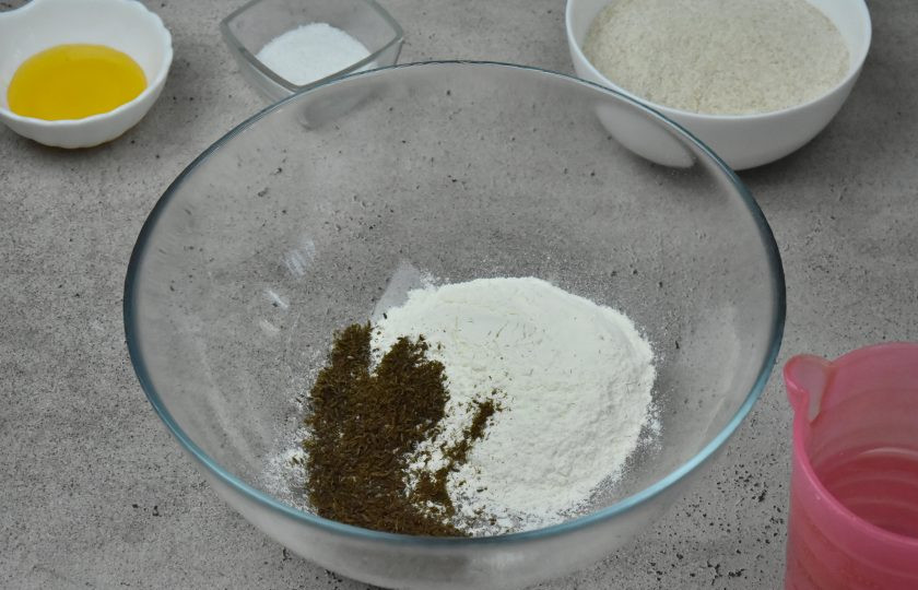 1. Этап. Литовский хлеб: Смешайте тмин и просеянную пшеничную муку (60 грамм). Залейте горячей водой (160 мл.). Размешайте смесь венчиком или миксером. Установите посуду с заваренной мукой на водяную баню и продолжайте перемешивать до однородного состояния без непромешанных вкраплений.