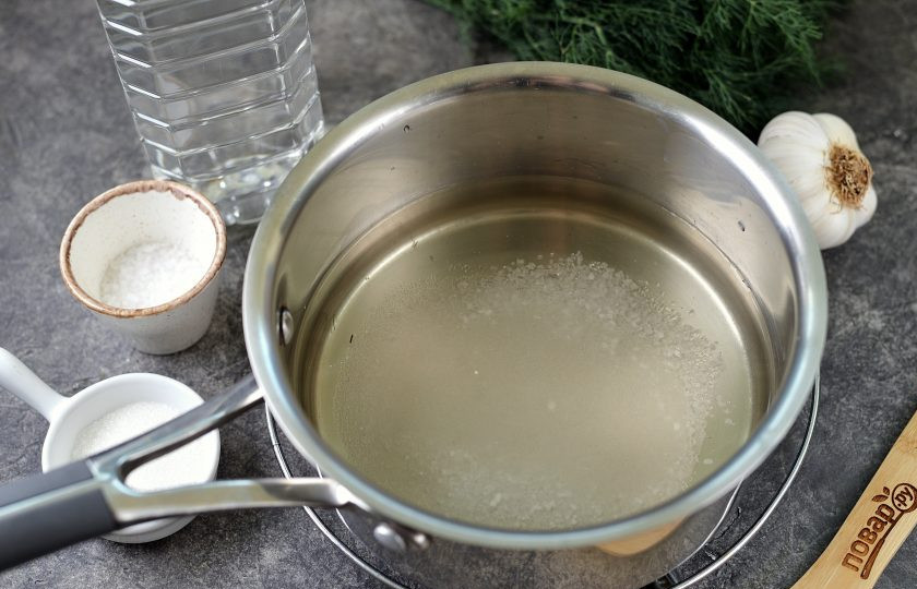 1. Этап. Огурцы маринованные Любимые: Слейте воду с банки в сотейник, долейте при необходимости до отметки 500 мл., всыпьте сахар и соль с небольшой горкой. Доведите маринад до кипения, как только закипит, влейте уксус.