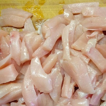 1. Этап. Паста с курицей под чесночно-томатным соусом: Куриное филе хорошо помыть, нарезать средними брусочками.